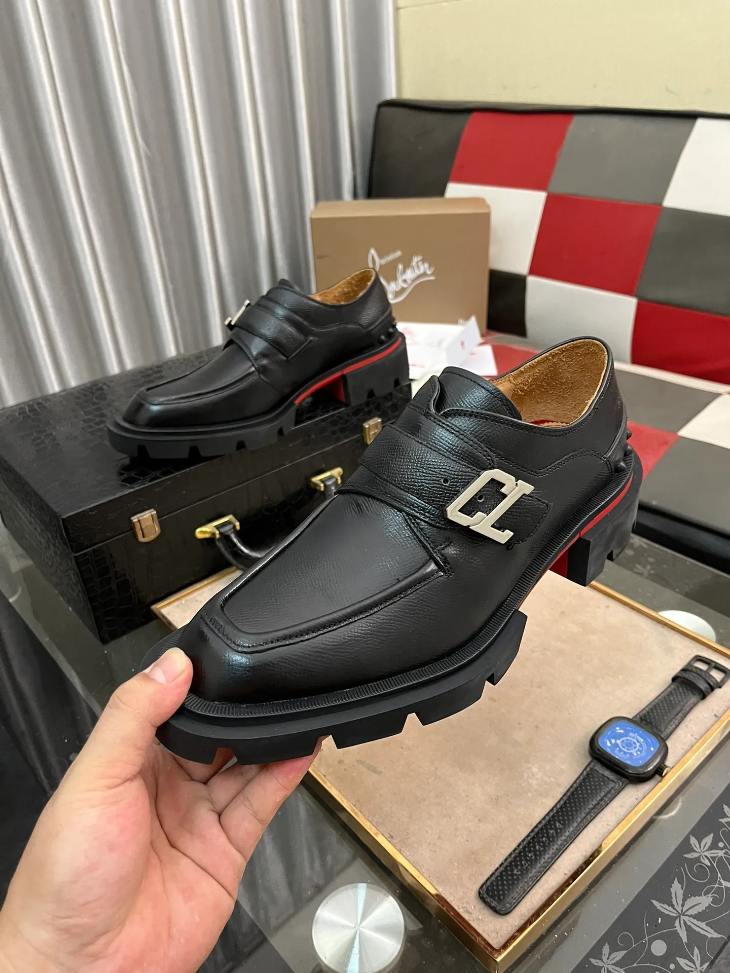 Men's shoes 💰820⌚️⌚️CL New formal leather shoes Christia* Loubouti* red-soled shoes GREGGO men's Oxford shoes Made of imported cowhide/glossy patent leather/stitched contrasting high silk suede. Three-section toe design. Iconic red outsole, the ultimate personalized shoe. Original color cowhide lining. Original Italian leather outsole; fine workmanship brings you a luxurious experience. With its neat silhouette and straightforwardness, GREGGO men's Oxford shoes are Oxford shoes born for city roaming. The elegant lines and classic silhouette exude eternal charm. The black patent leather material is exquisite and eye-catching, adding a sense of luxury to the overall look. The slender toe design is full of elegance, and matched with closed shoelaces of the same color, the sophistication is invisible. The slim sole design provides the shoes with a light foot feel, elegant steps, and a refined and elegant look. Shows outstanding texture.  Standard leather shoe size: 38-44